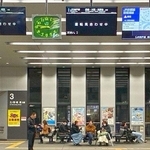 兵庫県内で震度３の地震があり、ＪＲ神戸線で電車の運転が見合わせになった＝２５日午後８時４６分、神戸市灘区、ＪＲ灘駅