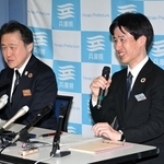 副知事就任が決まり、会見する守本豊企画部長（右）と守本真一農林水産部長＝２５日午後、神戸市中央区、兵庫県庁（撮影・大田将之）