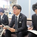 医療事故について説明する兵庫県病院局企画課の担当者＝２６日午前、県庁