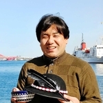 ポーランドの民族衣装の帽子を手に、同国と日本の絆について話す岡﨑拓さん＝神戸市中央区東川崎町１