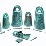 横帯文銅鐸、袈裟襷文銅鐸（南あわじ市提供）