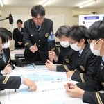 駅ホームの安全対策について意見を交わすＪＲ西日本社員ら＝大阪府大東市