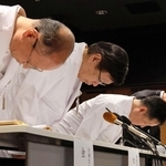 記者会見で謝罪し、頭を下げる木下芳一病院長（左から２番目）ら＝はりま姫路総合医療センター