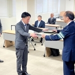 優秀安全運転事業所表彰を受けた事業所の担当者ら＝兵庫県中央労働センター