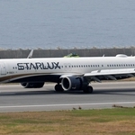 台湾便を増やすスターラックス航空の旅客機＝神戸空港