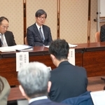 神戸市室内管弦楽団の今後について会見する、神戸市民文化振興財団の服部孝司理事長（中央）、古川厚夫専務理事（右）、藤原宏行常務（左）＝２７日午後、神戸文化ホール（撮影・長嶺麻子）