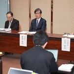 神戸市室内管弦楽団の今後について会見する、神戸市民文化振興財団の服部孝司理事長（中央）、古川厚夫専務理事（右）、藤原宏行常務理事（左）＝２７日午後、神戸文化ホール（撮影・長嶺麻子）