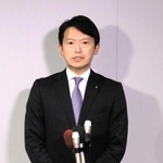 報道陣の取材に応じる斎藤元彦知事＝２７日午後、豊岡市山王町