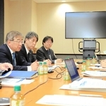 外来医師過多区域の指定に向けて協議する兵庫県医師会の八田昌樹会長（左側手前から２人目）と神戸市医師会の堀本仁士会長（同３人目）ら＝２４日、神戸市中央区、県医師会館