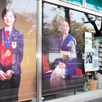 フォトスタジオ八木の窓ガラスには、坂本花織選手の大きな写真が飾られている＝２８日午後、神戸市中央区多聞通４