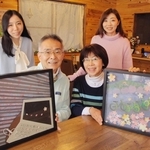 企画展への出品作を手にする宮内良憲さん（手前左）と妻のメイ子さん（手前右）、主催する河野由季さん（後方右）と亜季さん（後方左）の姉妹＝神戸市灘区琵琶町１