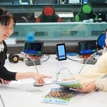 ラジオ番組でも本を紹介。収録前に眺める神戸大の木村真希教授（左）とパーソナリティーの天宮遥さん＝神戸市中央区東川崎町１、ラジオ関西