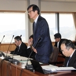 神戸市室内管弦楽団の運営状況などについて述べる神戸市民文化振興財団の服部孝司理事長（中央）＝３０日午前、神戸市会