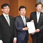 市バスの運行継続のため、国土交通省の水嶋智事務次官（中央）に支援を要請した久元喜造神戸市長（右）と竹内重貴京都市副市長＝東京都千代田区