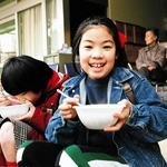 炊き出しのみそ汁に喜ぶ子ども。非常食など備蓄の大切さに気付かされた＝１９９５年１月２５日、神戸市東灘区深江本町