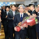 花束を手に職員らに拍手で見送られる服部洋平副知事＝３１日午後、神戸市中央区、兵庫県庁（撮影・丸山桃奈）