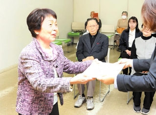 最優秀の兵庫県知事賞を受賞し、表彰される今中多津子さん（左）＝姫路市北条、県立姫路労働会館