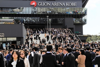 ジーライオンアリーナ神戸で初めて開かれた神戸大学の入学式＝２日、神戸市中央区新港町