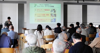 石川・能登半島での学生ボランティア活動について報告を聞く参加者たち＝神戸市中央区加納町４、アンカー神戸