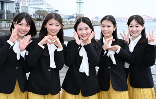 第５７期サンテレビガールズの（左から）上野あかりさん、西山愛海さん、熊本愛香さん、箸尾亜美さん、中塚美波さん＝神戸市中央区東川崎町１（撮影・斎藤雅志）