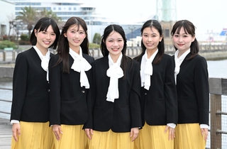 第５７期サンテレビガールズの（左から）上野あかりさん、西山愛海さん、熊本愛香さん、箸尾亜美さん、中塚美波さん＝神戸市中央区東川崎町１（撮影・斎藤雅志）