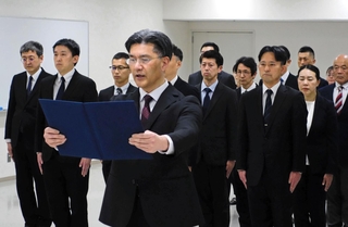 施設課の発足式で決意表明する坂本久課長（中央）＝県警本部