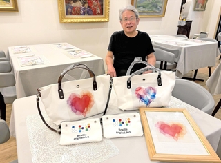 点字デジタルアートを考案した寺前高明氏。手前は点字デジタルアートを商品化したかばんなど＝姫路市内
