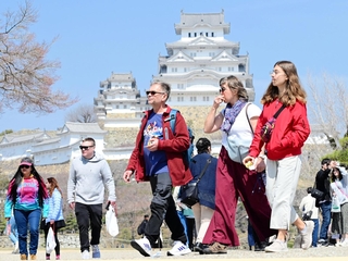 海外から多くの観光客が訪れる姫路城＝姫路市本町（撮影・中西幸大）
