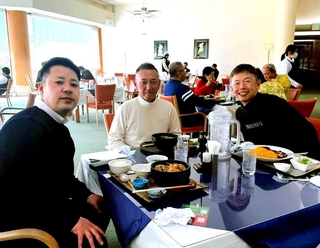 コンペで男子プロらと昼食を共にする庄子優介さん（右端）＝加東市上三草、高室池ゴルフ倶楽部（提供）