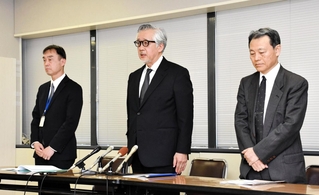 医療事故について謝罪する神戸市立医療センター西市民病院の中村一郎病院長（中央）ら＝神戸市役所