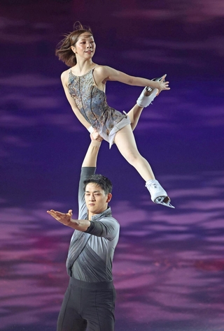 演技を披露する三浦璃来（上）、木原龍一組＝３日午後、大阪府の東和薬品ラクタブドーム（撮影・中田匡峻）