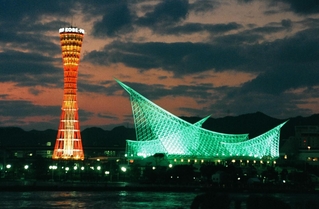 夜間ライトアップが再開した神戸ポートタワーと海洋博物館。復旧のシンボルとなった＝１９９５年２月１４日、神戸市中央区