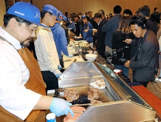 海外バイヤーを招いた催しの前夜祭で、ドジャースを意識した青色の帽子や服を身に着けて和牛を調理するスタッフら＝姫路市南駅前町、ホテル日航姫路