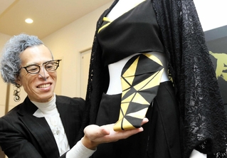 マネキンに装着した試作品のストーマ装具を紹介する平林景さん＝尼崎市内