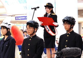 交通安全を呼びかけたタレントの永岡ゆきねさん（右から２人目）＝４日午後、デュオこうべ