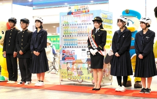 交通安全を呼びかけたタレントの永岡ゆきねさん（右から３人目）＝デュオこうべ