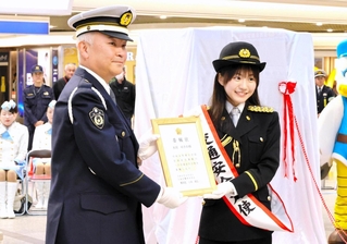 交通安全を呼びかけたタレントの永岡ゆきねさん（右）＝デュオこうべ