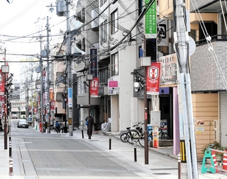逃亡を続けた勢昇被告が生活していたマンション周辺＝３日午後、神戸市東灘区内