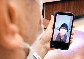 食道がんが再発し、ＰＤＴ治療を受けた男性。術後１カ月ほどは帽子やサングラス、マスクなどを着用し、直射日光を避けて暮らした＝明石市北王子町、兵庫県立がんセンター