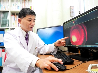 食道がんのＰＤＴ治療で、患部にレーザー光を照射した様子を説明する山本佳宣医師＝明石市北王子町、兵庫県立がんセンター