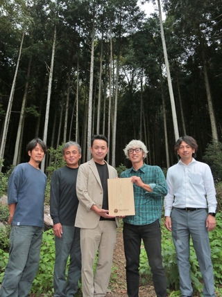 丹波産の木材がより活用されるよう、ローカル供給網の取り組んでいる地元の関係者ら＝丹波篠山市垣屋