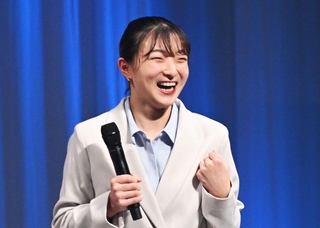 神戸学院大の入学式で新入生を激励する坂本花織さん＝７日午後、神戸市中央区港島中町６、ワールド記念ホール（撮影・斎藤雅志）