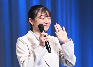 神戸学院大の入学式で新入生を激励する坂本花織さん＝７日午後、神戸市中央区港島中町６、ワールド記念ホール（撮影・斎藤雅志）