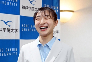 神戸学院大の入学式後に記者の質問に応じる坂本花織さん＝７日午後、神戸市中央区港島中町６、ワールド記念ホール（撮影・斎藤雅志）