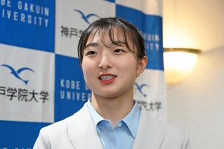 神戸学院大の入学式後に記者の質問に応じる坂本花織さん＝７日午後、神戸市中央区港島中町６、ワールド記念ホール（撮影・斎藤雅志）