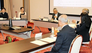 「神戸市外国語大学の今後のあり方検討委員会」の第１回会合＝神戸市西区学園東町９