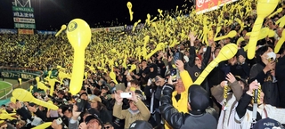 ジェット風船が再開され、歓喜する阪神ファンら＝７日夜、西宮市の甲子園球場（撮影・吉田敦史）