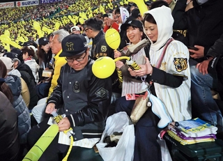 ジェット風船にポンプで空気を入れる観客＝７日夜、西宮市の阪神甲子園球場（撮影・吉田敦史）