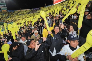 ジェット風船が再開され、歓喜する阪神ファンら＝７日夜、西宮市の甲子園球場（撮影・吉田敦史）