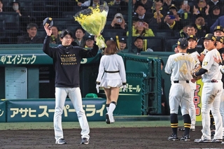 ヤクルト戦で１６奪三振を達成し、花束を贈られた阪神の才木浩人＝甲子園球場（撮影・吉田敦史）